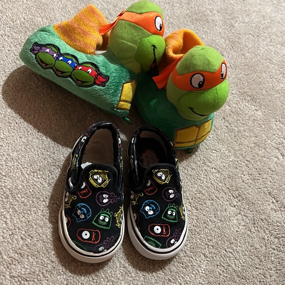 Vans Sneakers little boys Size 6,
Ninja Turtles little boys Size 6